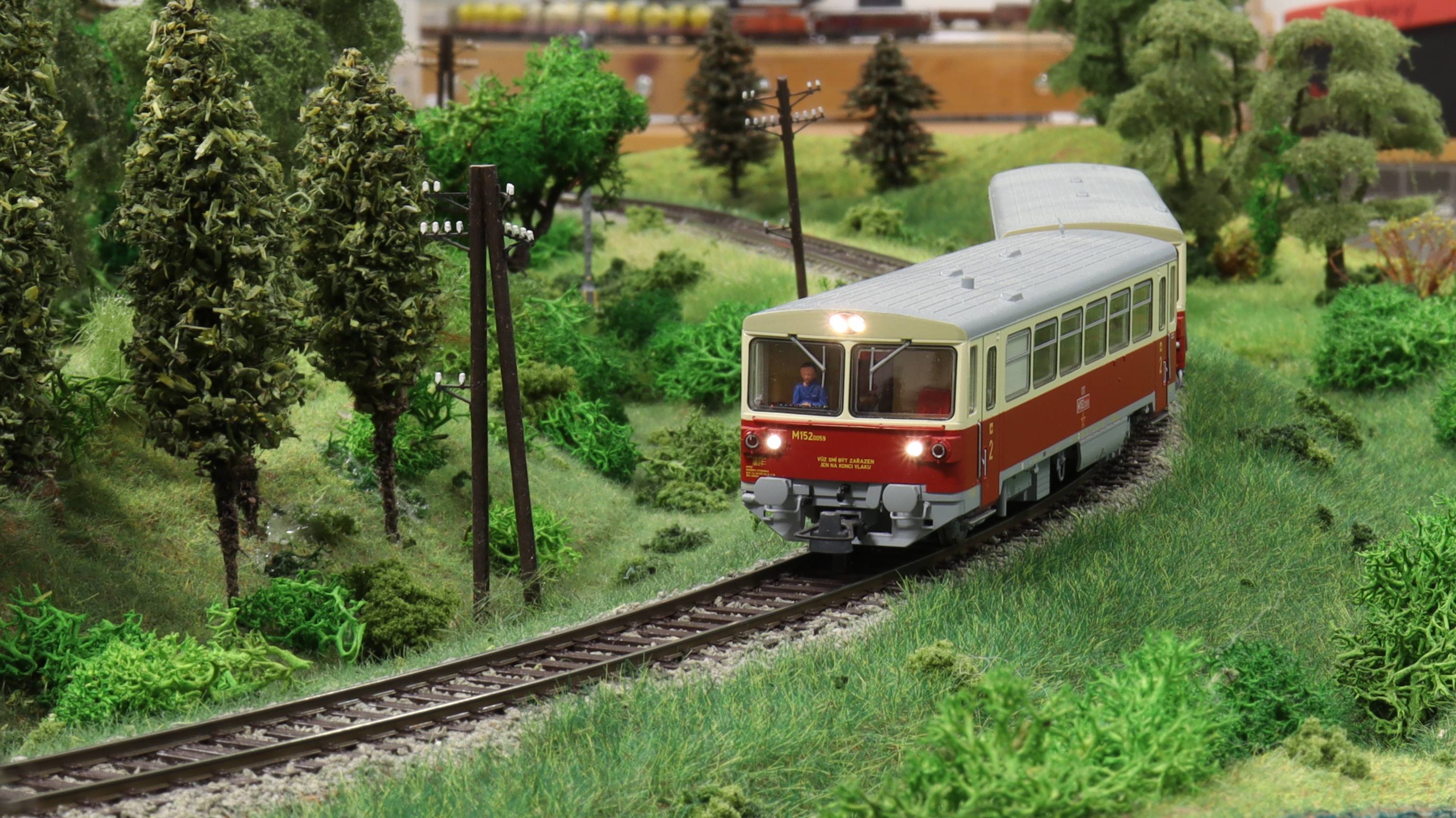 Vlak vedený M152.0 vjíždí do stanice Kuřim